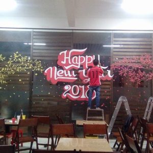 Vẽ tranh nghệ thuật trên kính